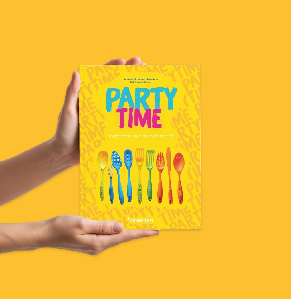 Das Bild zeigt ein Kochbuch mit dem Titel „PARTY TIME“ in bunten Buchstaben auf einem gelben Hintergrund. Das Buch enthält 70 Rezepte für die perfekte Feier und wird von zwei Händen gehalten. Unten sind verschiedene farbige Küchenutensilien abgebildet.