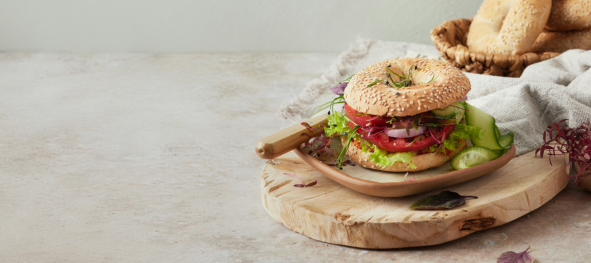 Eine Hand hält eine Gabel über einem Salat in einer Metallbox. Der Salat enthält avocadoscheiben, grüne Blätter und rote Kohlscheiben, garniert mit Gewürzen. Das Bild vermittelt eine gesunde und ansprechende Mahlzeit.